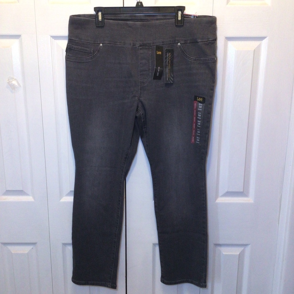 Lee Women’s Gray Sculpting Slim Fit Slim Leg Pull-On Jeans Size 18S- Irregular